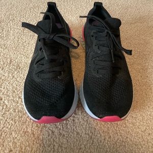 Like new black Nike sneakers!